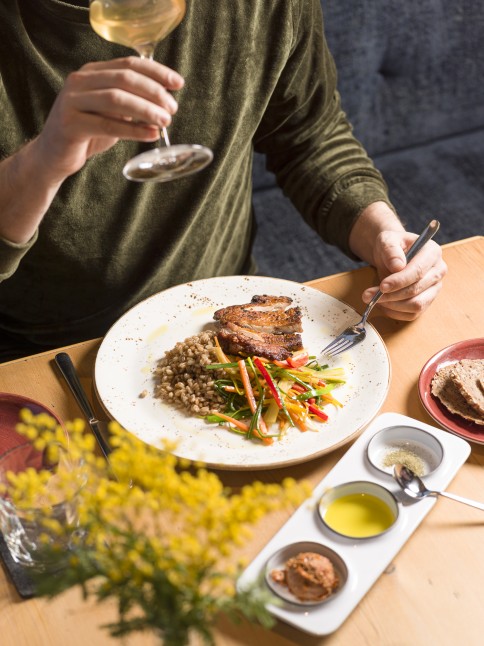 Gericht mit Fleisch, Gemüse und verschiedenen Soßen in einem Restaurant im Kleinwalsertal des Oswalda Hus.