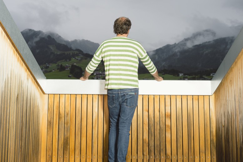 Hotelzimmer mit Balkon und Bergblick im Owalda Hus Hotel im Kleinwalsertal.