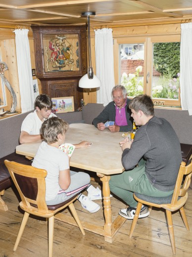 Familienurlaub im Kleinwalsertal mit Kartenspielen in einer gemütlicher Stube im oswalda Hus.