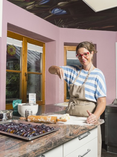Zubereitung von selbstgebackenem Kuchen für das vegetarische und vegane Hotel Oswalda Hus in Österreich.