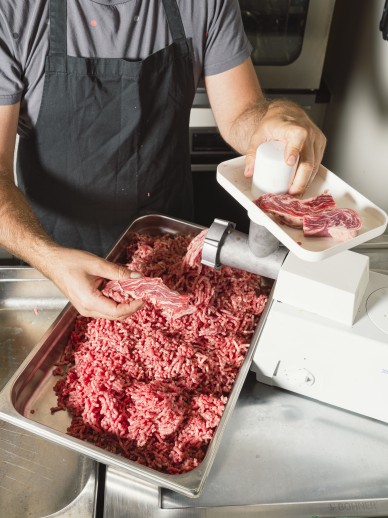 Zubereitung von Bio Fleisch im Oswalda Hus Restaurant Kleinwalsertal.
