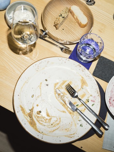 Fleischgericht und Wein in Bio Qualität im Oswalda Hus Restaurant im Kleinwalsertal.