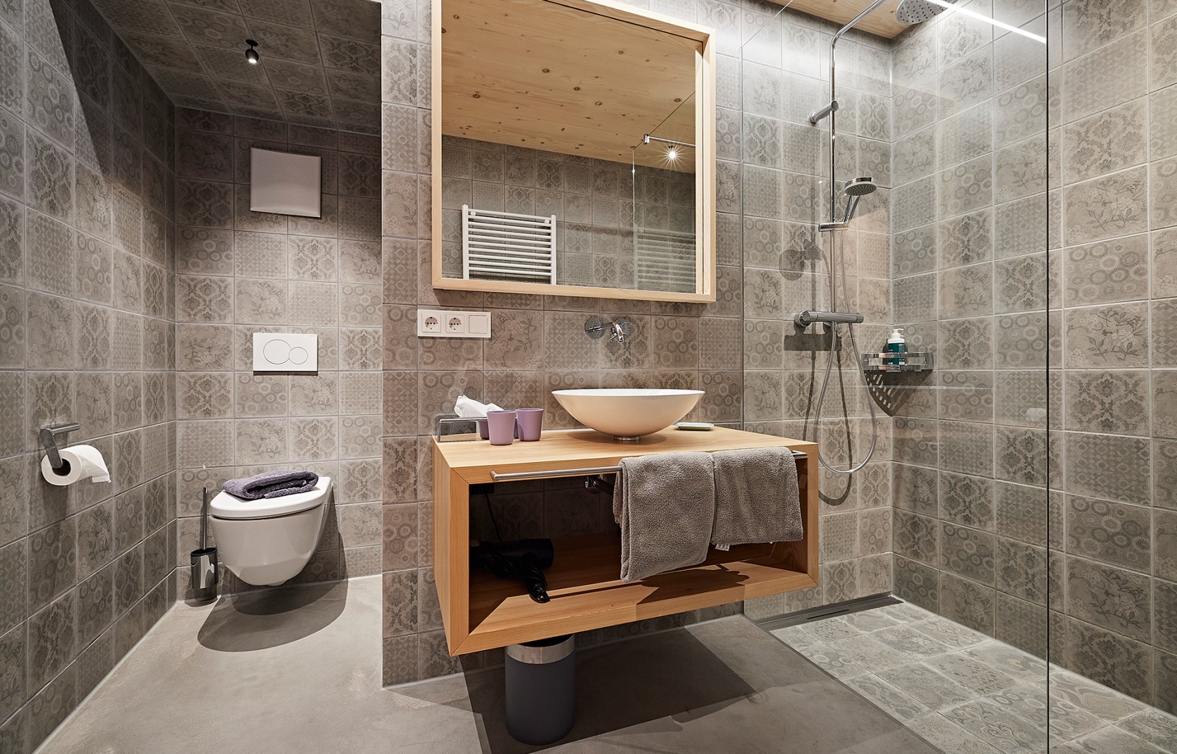 Badezimmer mit ebeberdiger Dusche im Biohotel oswalda hus Vorarlberg.