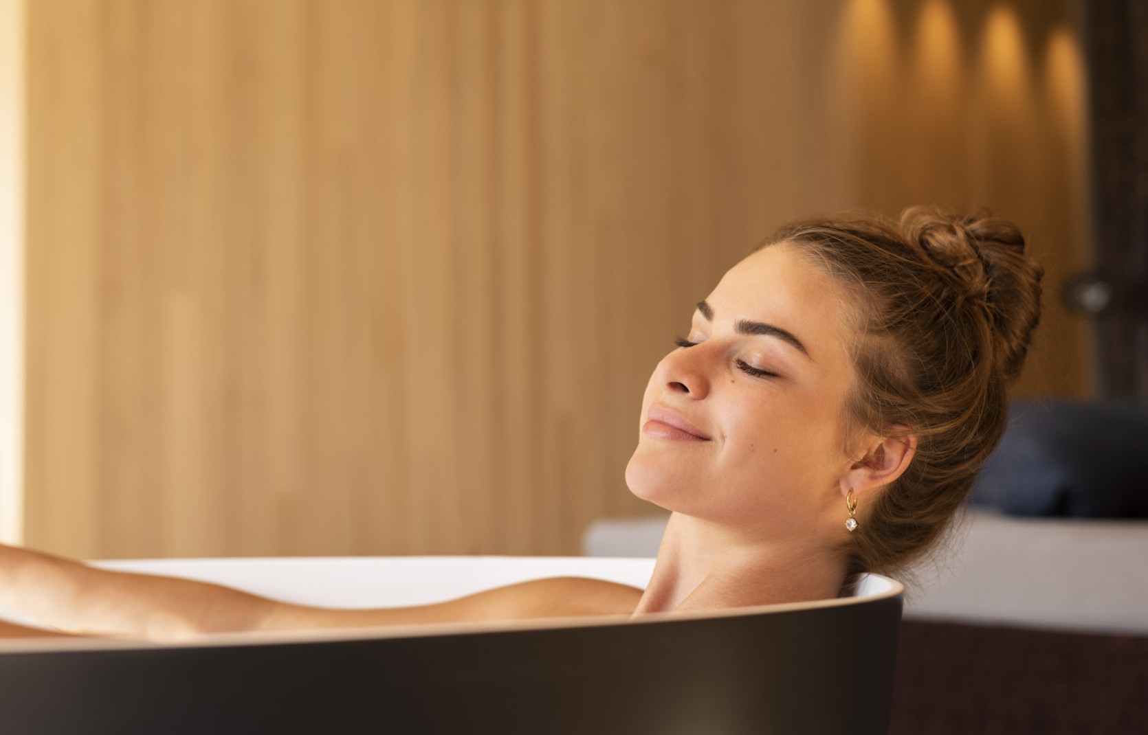 Frau in Badewanne im Wellnesshotel Oswalda Hus Kleinwalsertal.