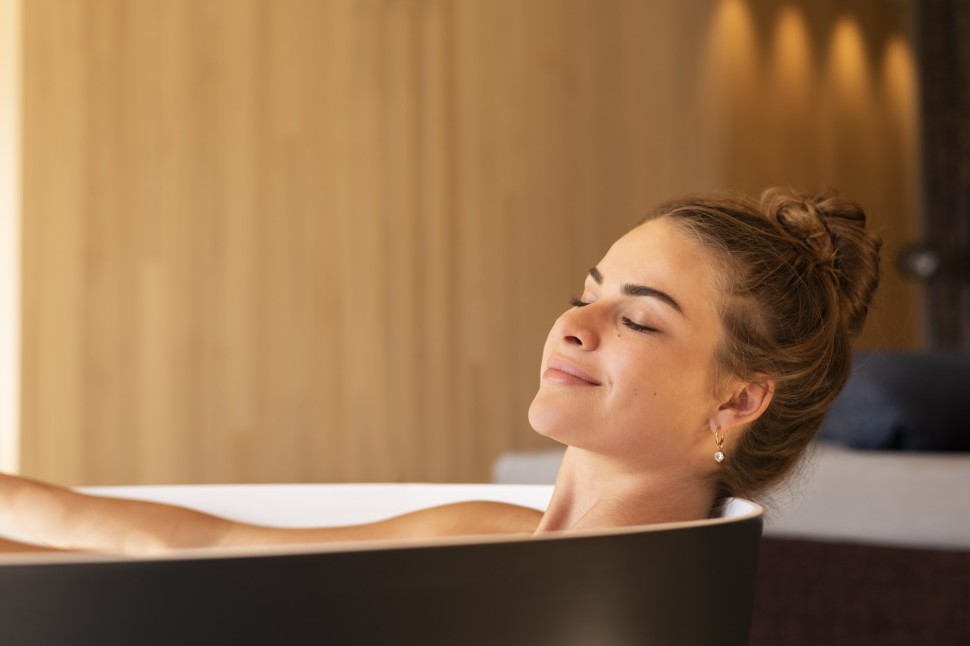 Frau in Badewanne im Wellnesshotel Oswalda Hus Kleinwalsertal.