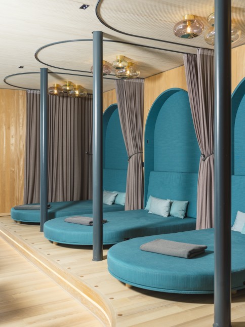 Ruhebereich mit blauen Lounge Liegen im Wellnesshotel Oswalda Hus Kleinwalsertal.