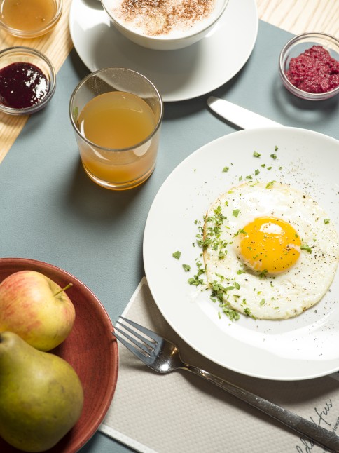 Bio Frühstück mit Spiegelei, Kaffee und frischem Ost im Hotel Oswalda Hus Kleinwalsertal.