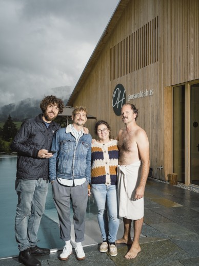 Menschen vor dem Pool des Wellnesshotel Oswalda Hus Kleinwalsertal.