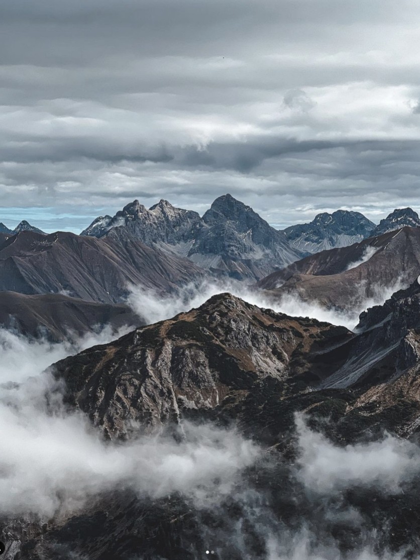 Bergpanorama mit Wolken zum Wandern im Kleinwalsertal für einen Sommerurlaub im Oswalda Hus.