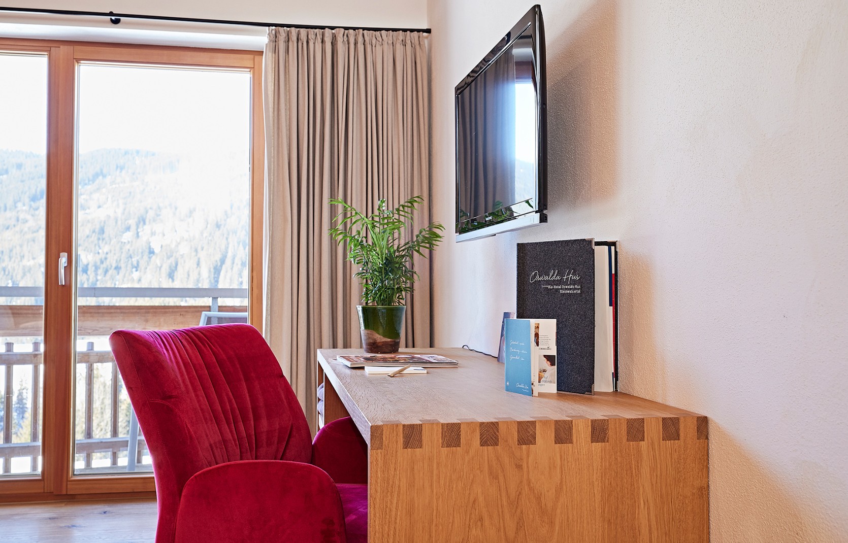 Geräumiges Hotelzimmer mit Balkon, Sitzecke, Schreibtisch  im 4 Sterne Hotel Oswalda Hus Kleinwalsertal.