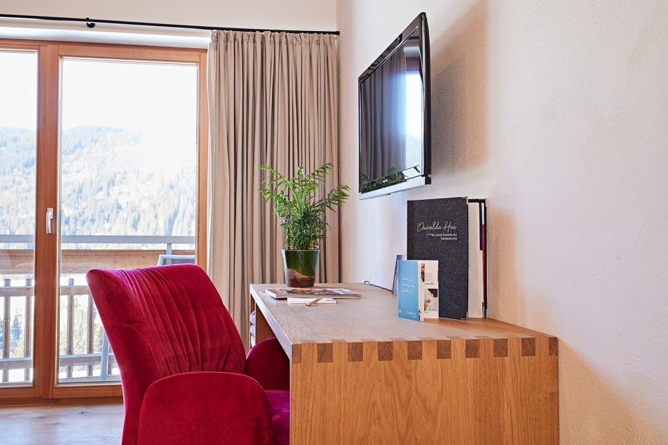 Geräumiges Hotelzimmer mit Balkon, Sitzecke, Schreibtisch  im 4 Sterne Hotel Oswalda Hus Kleinwalsertal.