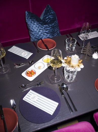 Gedeckter Tisch mit pinken Stühlen im Oswalda Hus Restaurant im Kleinwalsertal.