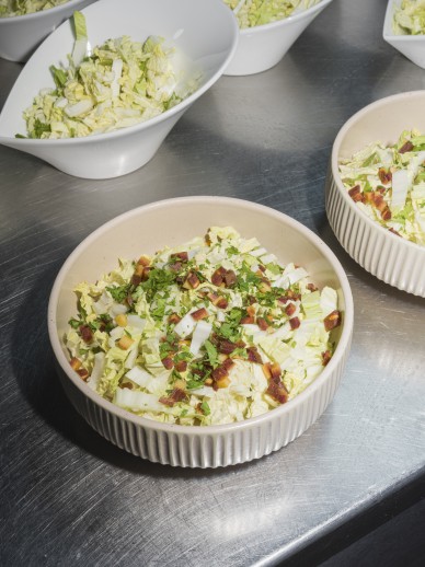Zubereitung von Bio Salat im Oswalda Hus Restaurant im Kleinwalsertal.