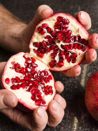Frischer Bio Granatapfel als Zutat im Oswalda Hus Restaurant Kleinwalsertal.
