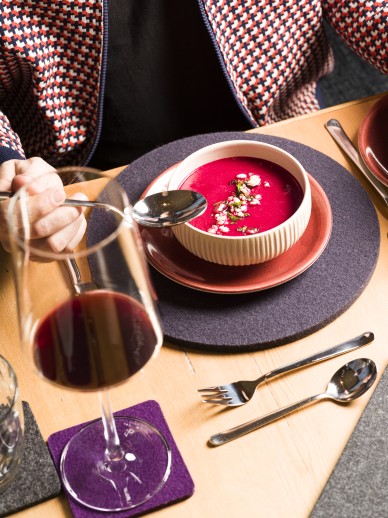 Suppe und Wein im Bio Restaurant Kleinwalsertal des Oswalda Hus mit veganen und vegetarischen Gerichten.