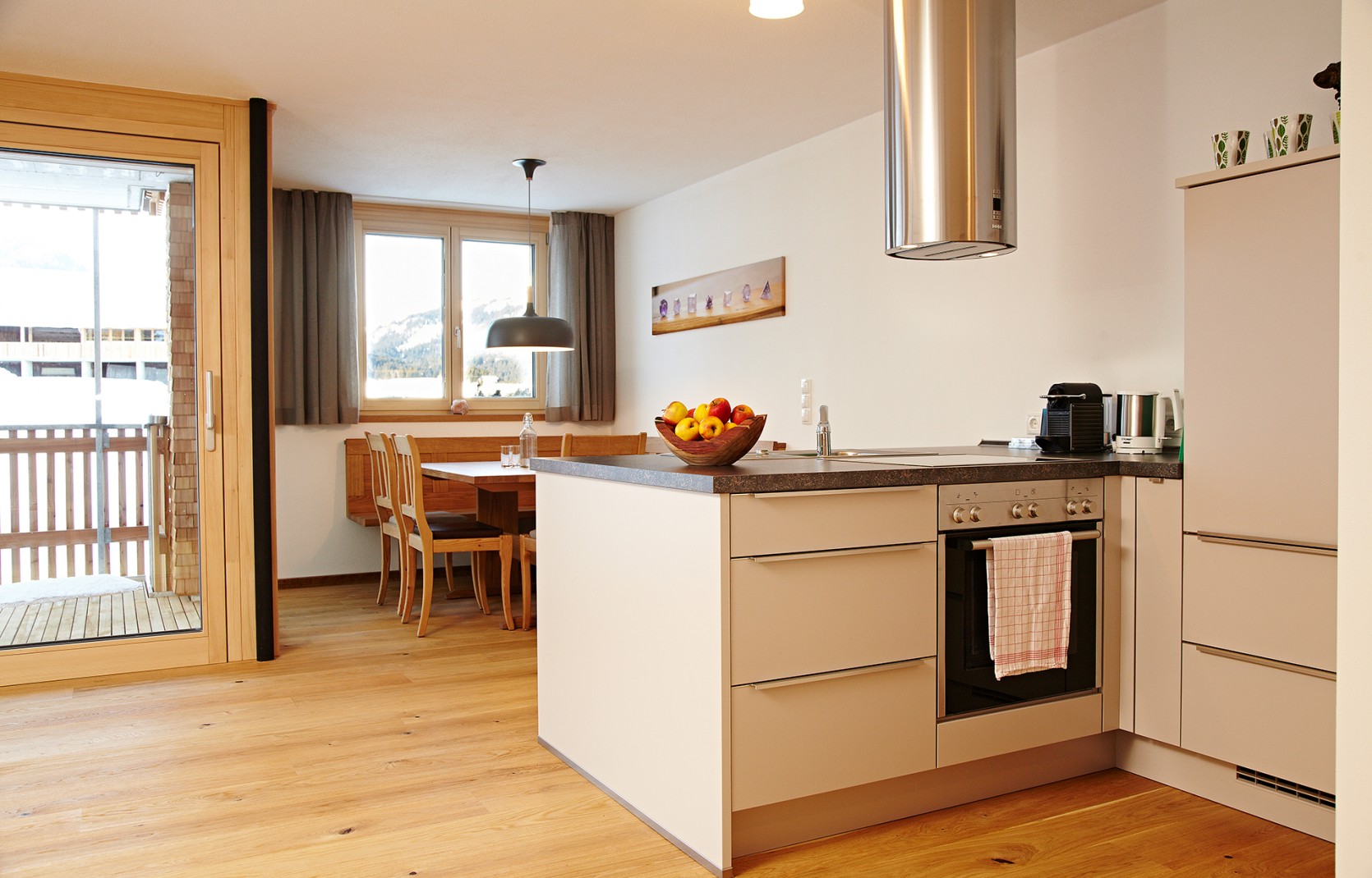 Ferienwohnung im Kleinwalsertal mit ausgestatteter Küche, Essbereich und Balkon im Oswalda Hus.
