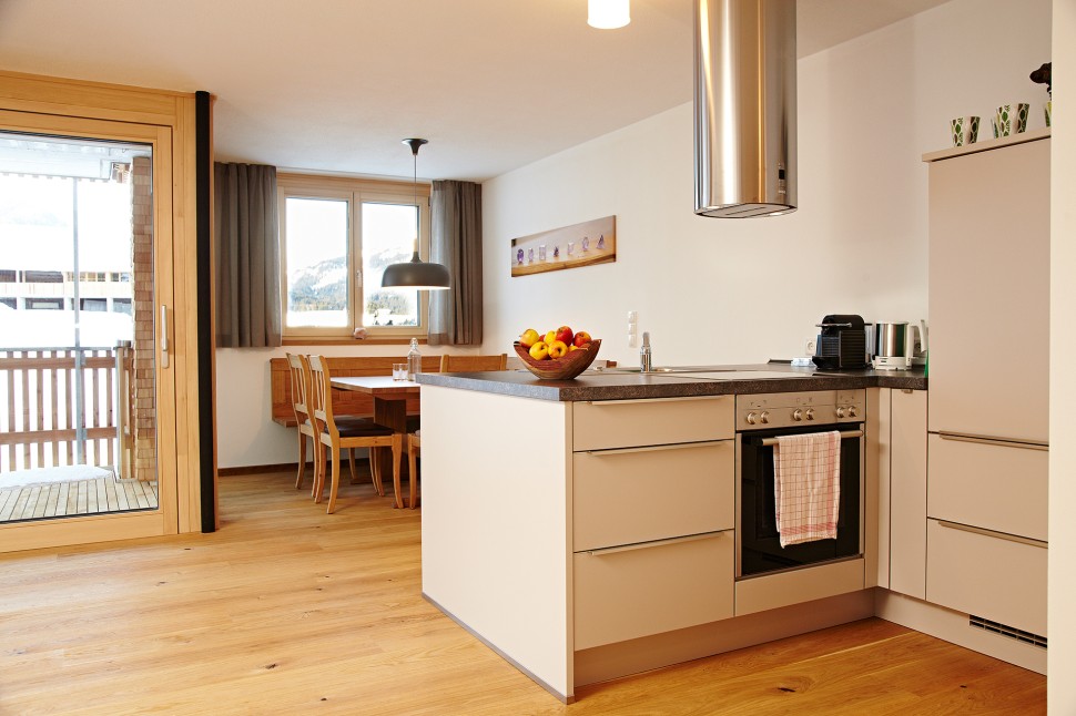 Ferienwohnung im Kleinwalsertal mit ausgestatteter Küche, Essbereich und Balkon im Oswalda Hus.