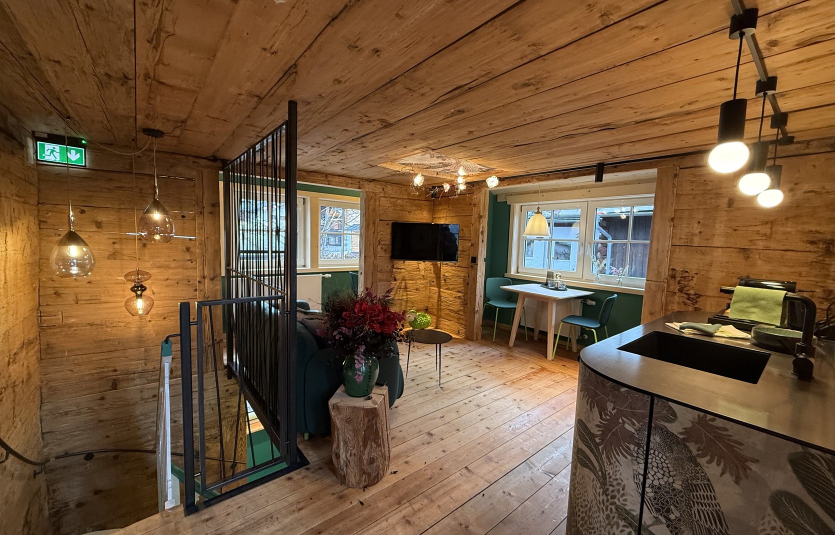 Wohnraum mit Altholz im Ferienhaus Kleinwalsertal des Oswalda Hus.