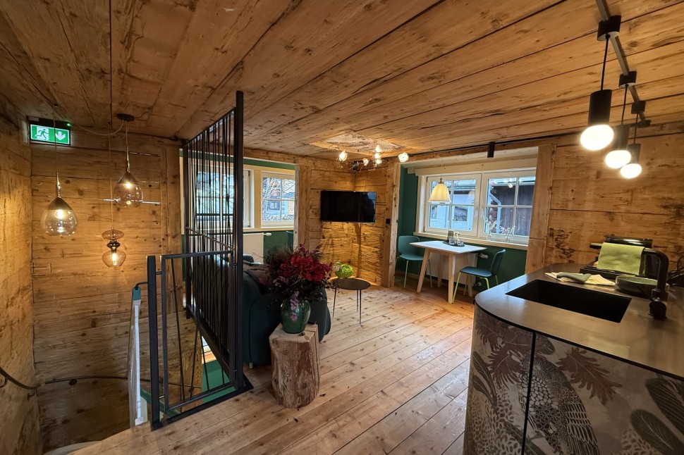 Wohnraum mit Altholz im Ferienhaus Kleinwalsertal des Oswalda Hus.