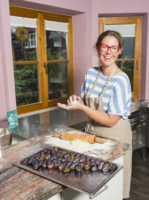Zubereitung von selbstgebackenem Kuchen für das vegetarische und vegane Hotel Oswalda Hus in Österreich.