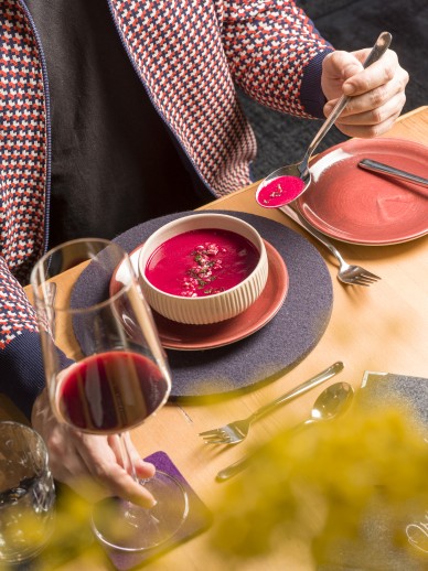 Suppe und Wein im Bio Restaurant Kleinwalsertal des Oswalda Hus mit veganen und vegetarischen Gerichten.